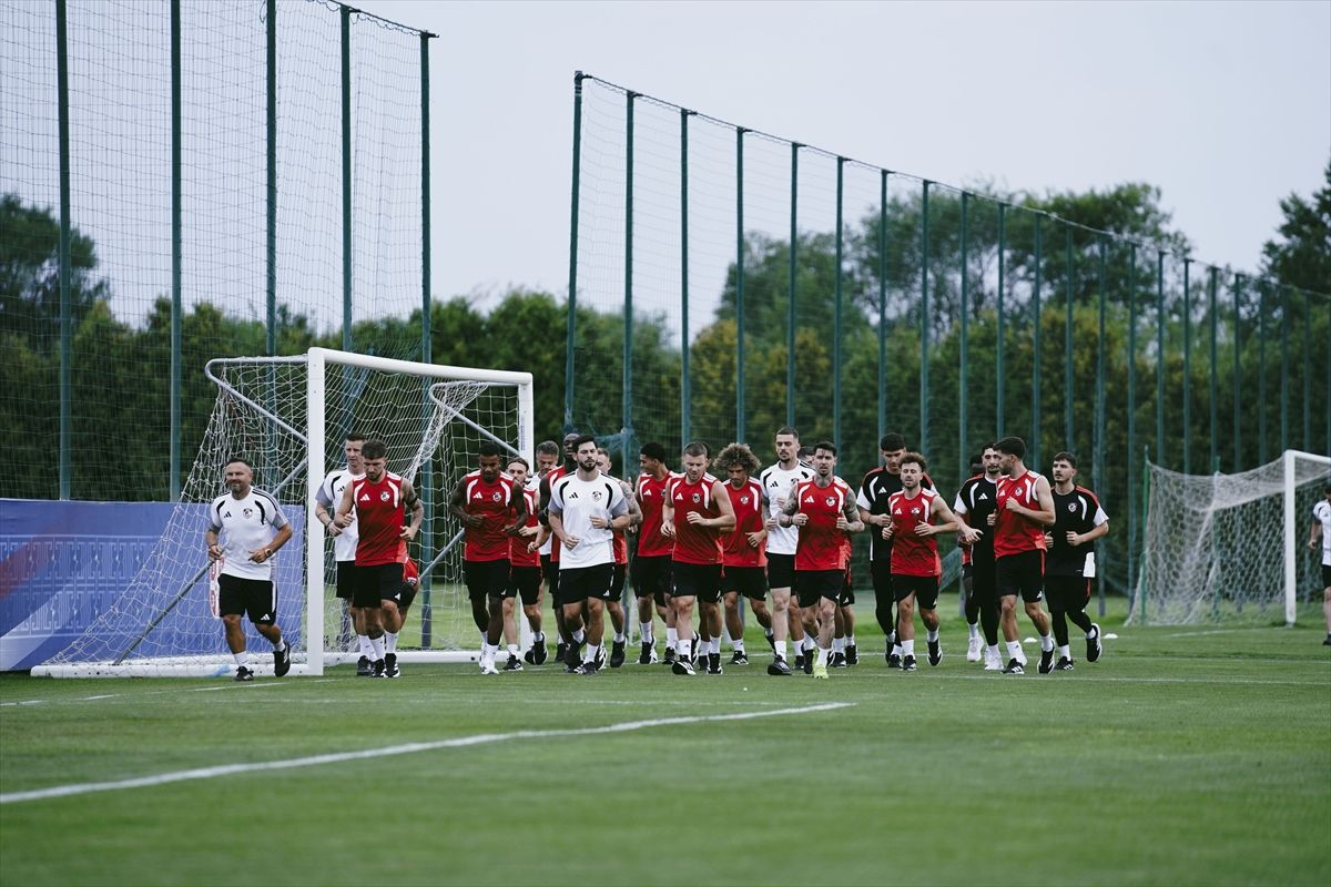 Gaziantep FK futbolcuları Belgrad'da antrenman yapıyor.