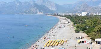 Hava sıcaklığının 38 dereceye ulaştığı Antalya'nın sahillerinde yoğunluk yaşandı
