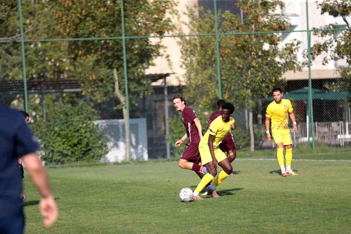 Eyüpspor ve Bandırmaspor futbol takımları Bolu'da hazırlık maçında mücadele ediyor.