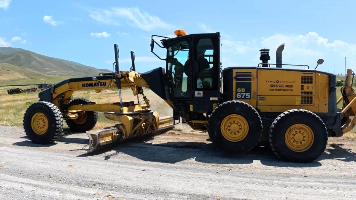 Iğdır'da Kavaktepe köyünde yol açma çalışmaları yapan ekipler.