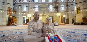 İngiltere'de Müslüman karşıtlığına kek dağıtarak tepki gösteren otizmli Joshie, kampanyasını İstanbul'da sürdürüyor