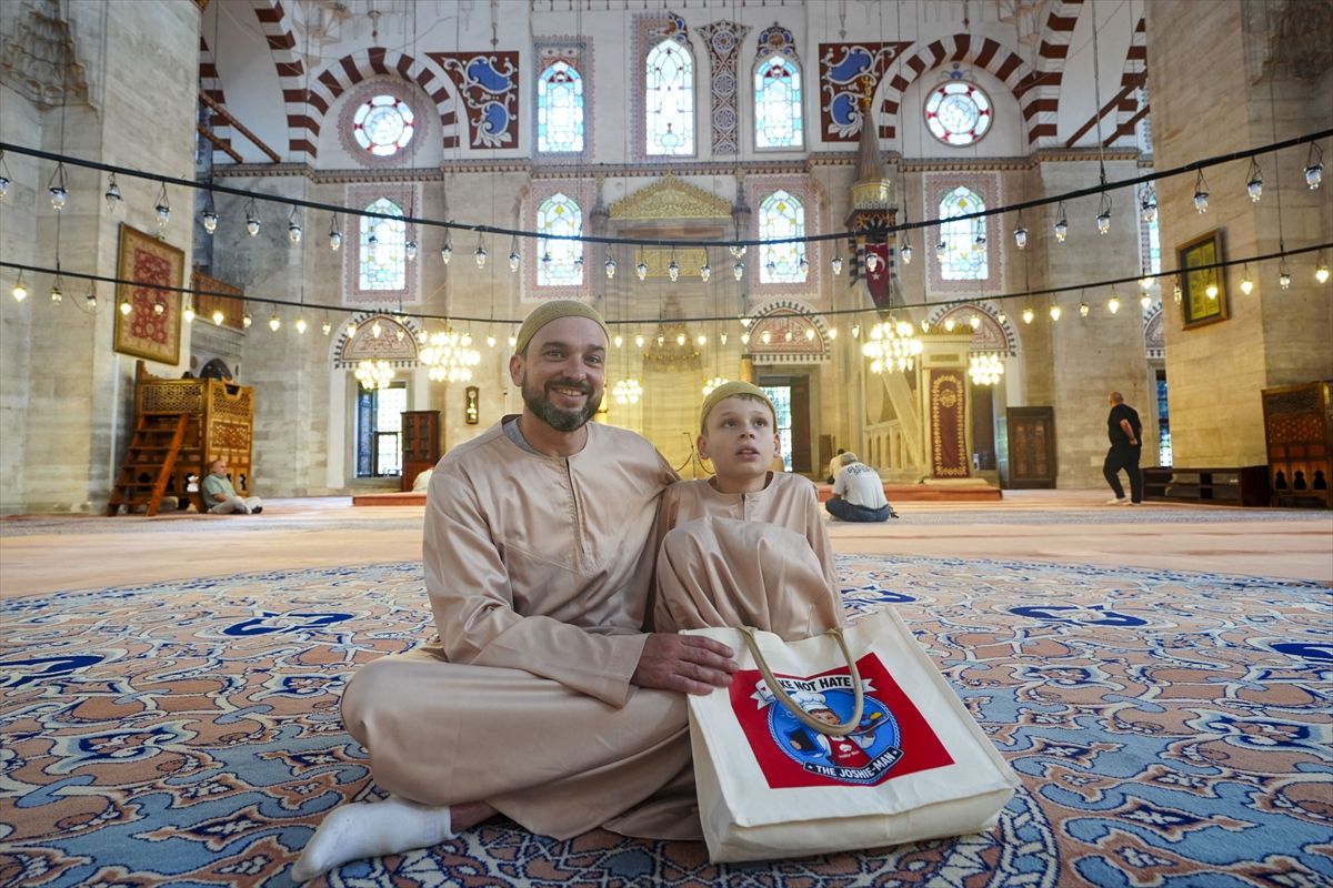 İngiltere'de Müslüman karşıtlığına kek dağıtarak tepki gösteren otizmli Joshie, kampanyasını İstanbul'da sürdürüyor