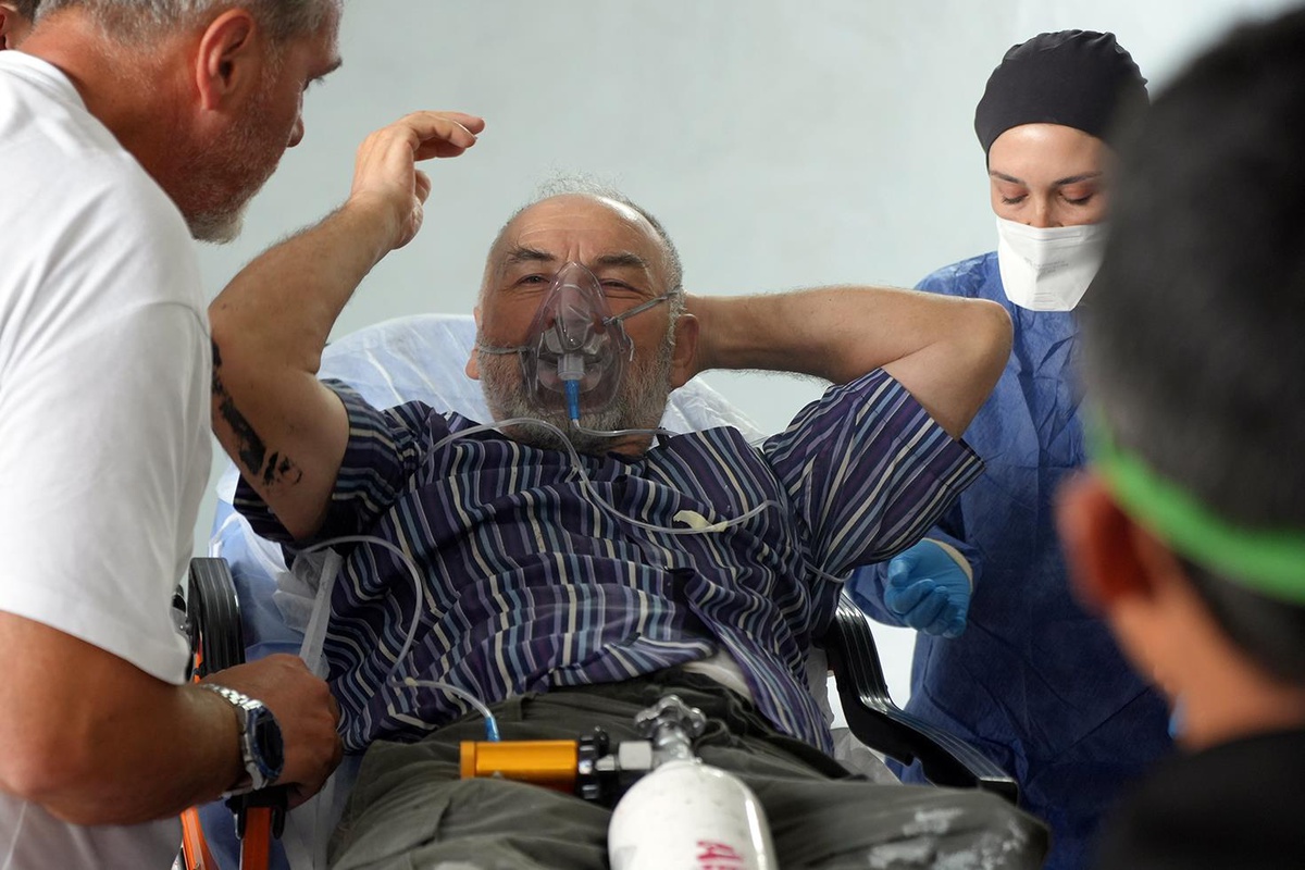 İnşaatın bodrum katına boya taşıyan 2 işçi kokudan baygınlık geçirdi