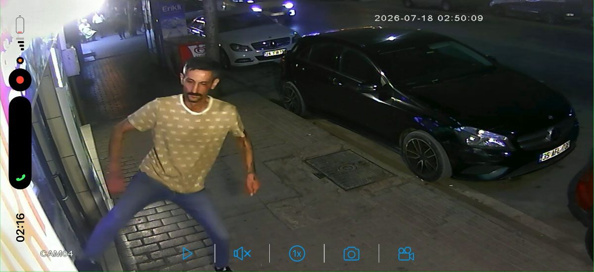 Eskişehir'de bir tatil acentesinin vitrin camını tekmeyle kıran şüpheli, çevre esnafı tarafından yakalanıyor.