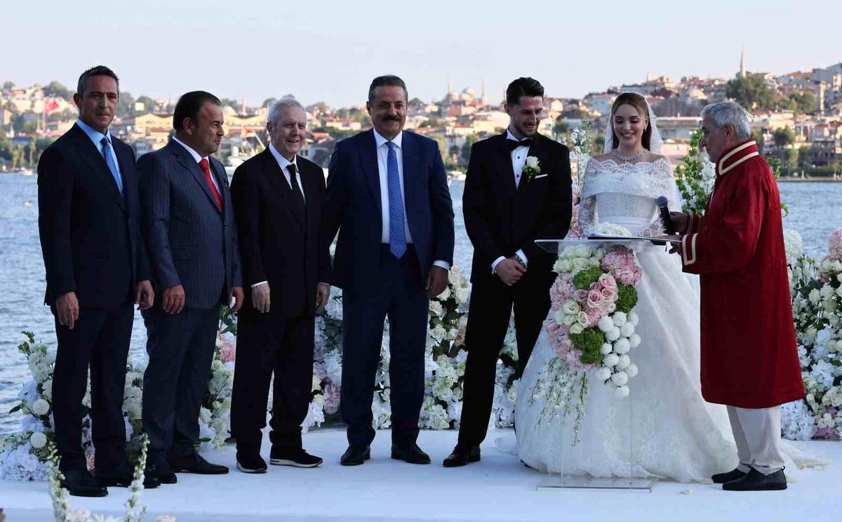 Fenerbahçeli futbolcu İsmail Yüksek ve eşi Esen Matraş nikah töreninde.