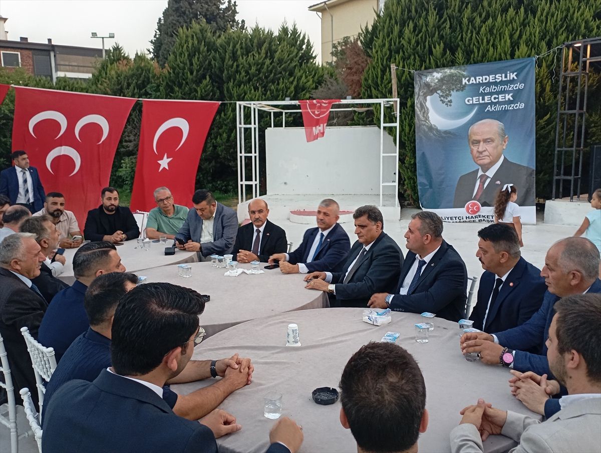 MHP'ye katılan yeni üyelere rozet takılma töreninden genel plan.