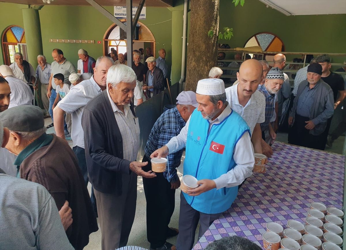 Osmaniye'de Muharrem Ayı dolayısıyla düzenlenen etkinlikte vatandaşlara aşure ikramı yapılıyor.