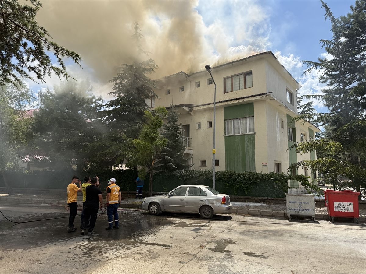 Kahramanmaraş'ta binanın çatısında çıkan yangın söndürüldü
