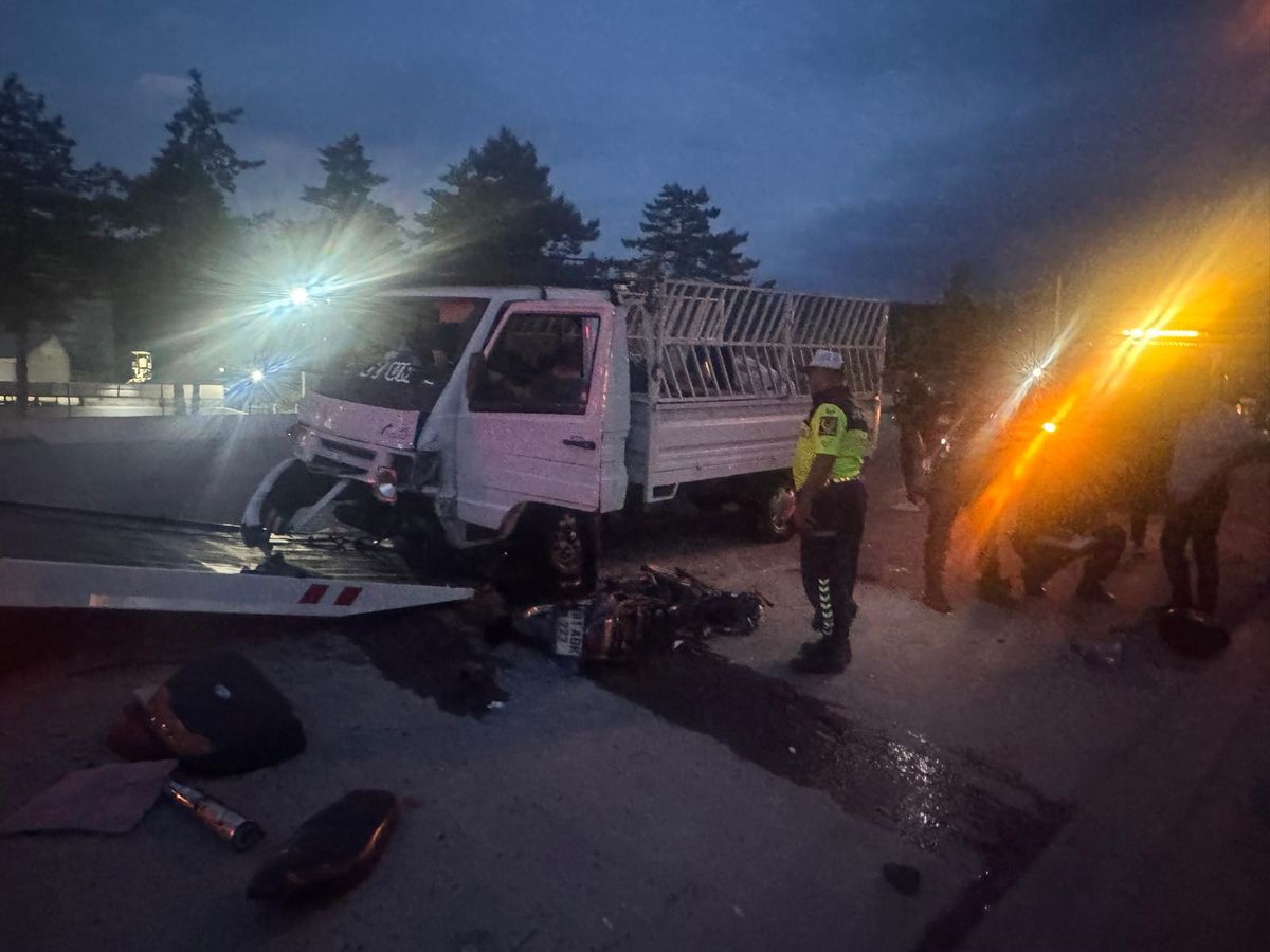 Bolu'da meydana gelen trafik kazasında çarpışan araçların görüntüsü.