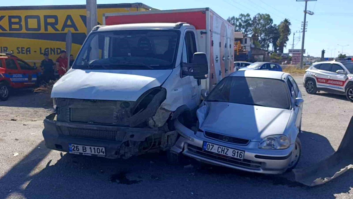 Kamyonet ile otomobilin çarpışma anı kamerada: 2 yaralı