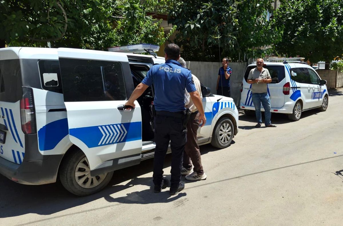 Adıyaman'da yardım derneği adına bağış toplayan bir kişi polis tarafından emniyete götürülüyor.