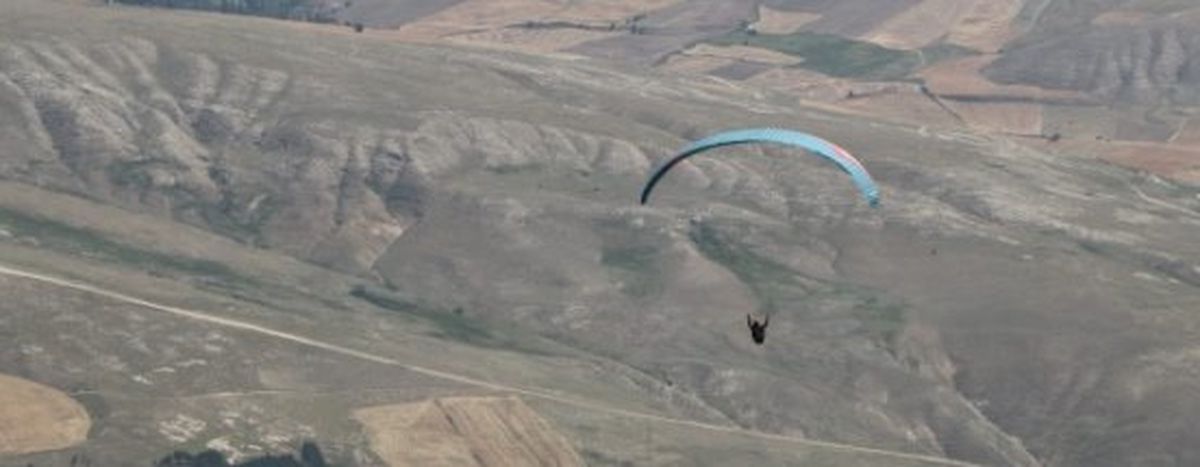 Çorum'da yamaç paraşütü kazasında hayatını kaybeden pilot Bayram Kurt'un adı ve olayın geçtiği yer vurgulandı.