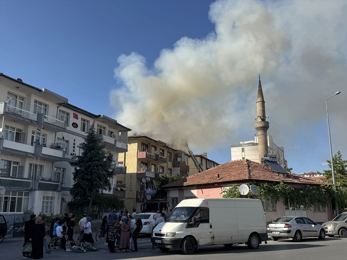 Kayseri'de bir apartmanın çatısında çıkan yangın sonrası itfaiye ekiplerinin müdahalesi.