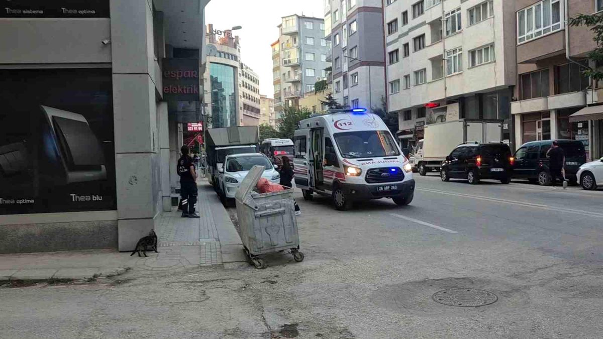 Eskişehir'de kolonya içen bir kişinin hastaneye kaldırılmasını gösteren temsili görsel.