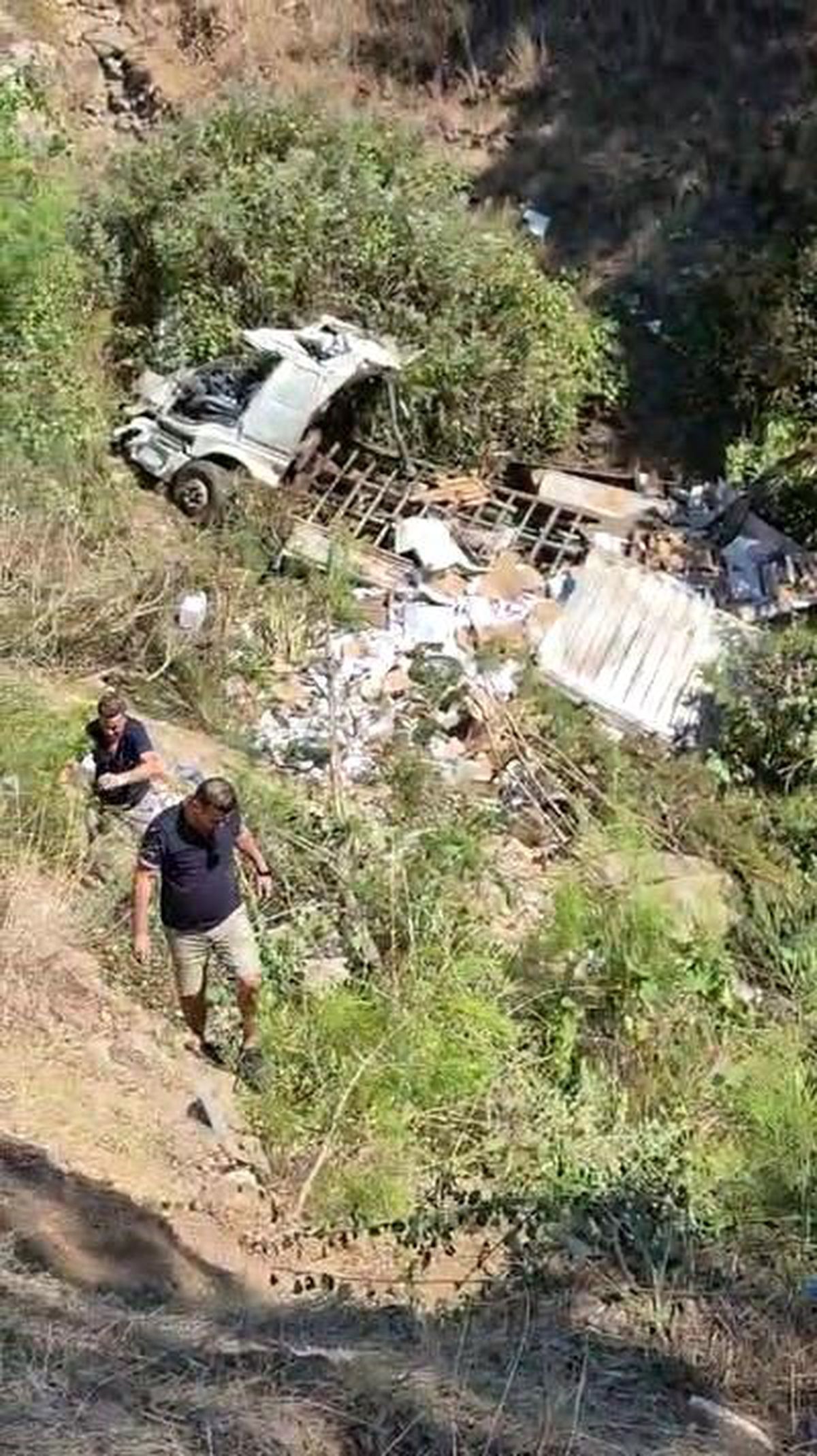 Kumluca'da şarampole devrilen kamyon şoförü hayatını kaybetti