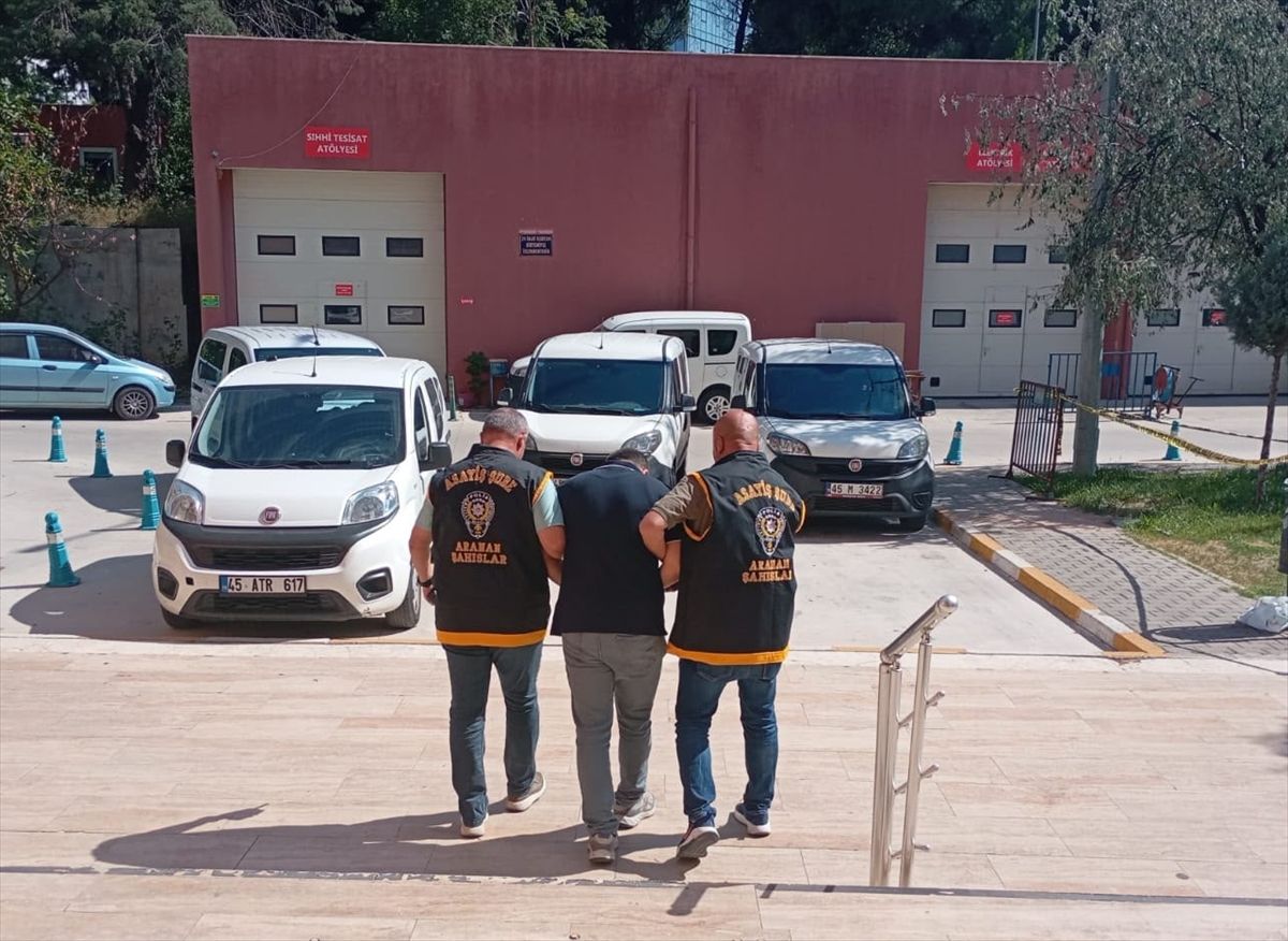 Manisa'da polis tarafından yakalanan hükümlü cezaevine götürülüyor.