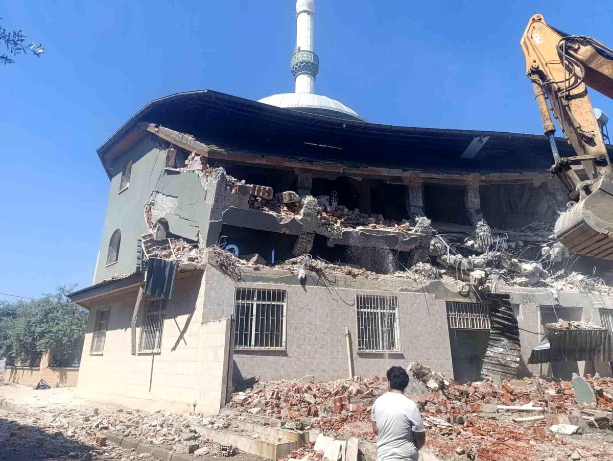 Manisa'da 28 yıllık cami yıkılıyor