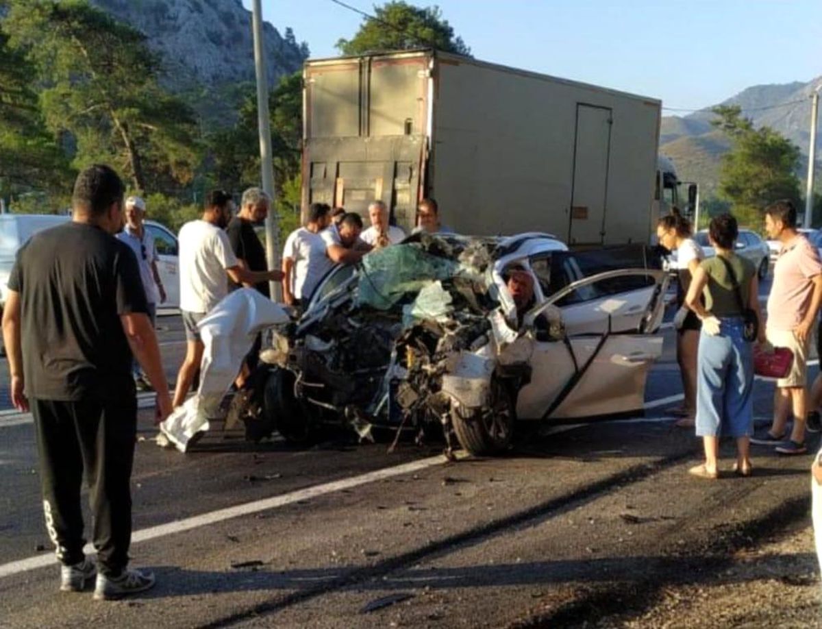 Marmaris'te trafik kazası sonrası hurdaya dönen otomobil