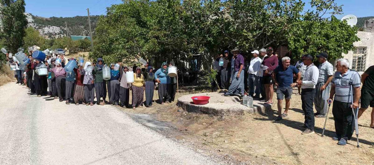 Mersin Silifke'de su sıkıntısı: Bidonlarla su taşıyan köylüler destek istedi