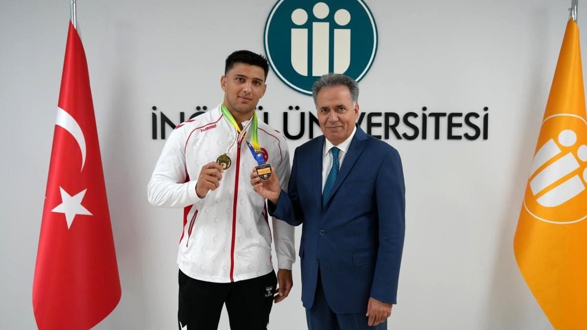 Milli güreşçi Emir Ömer Bozbağ, İnönü Üniversitesi Rektörü Prof. Dr. Nusret Akpolat'ı ziyaret ederken