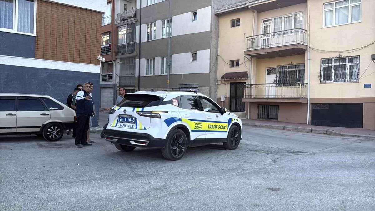 Eskişehir'de motosikletin bisikletli çocuğa çarptığı kaza anının güvenlik kamerası görüntüsü.