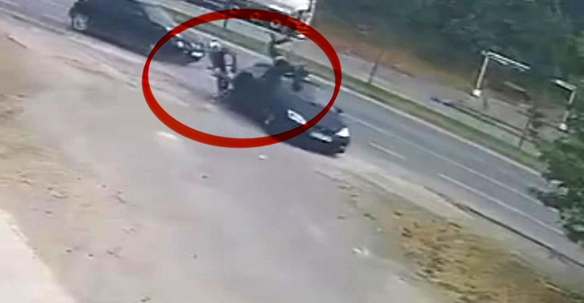 Motosikletin otomobile çarpma anı kamerada: 2 yaralı