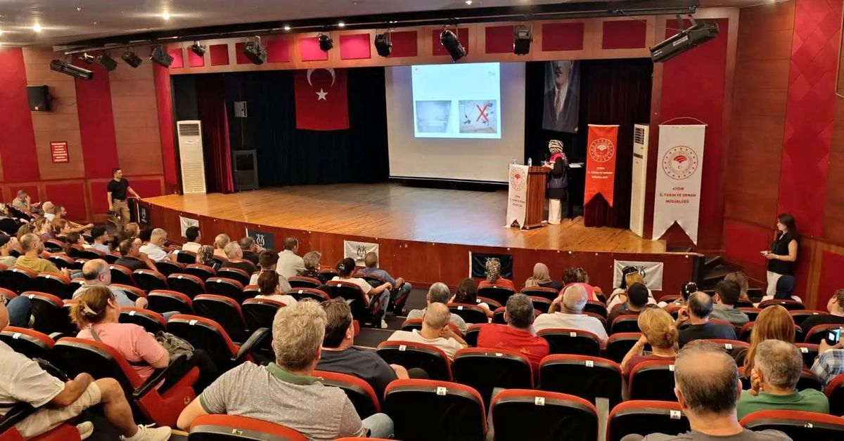 Nazilli'de bir işletme sahibinin eğitim toplantısında not aldığı an.