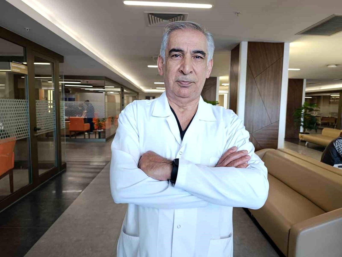 Op. Dr. Atlı: 'Ebola, iç ve dış organlarda kanamalarla seyreden bir hastalık'