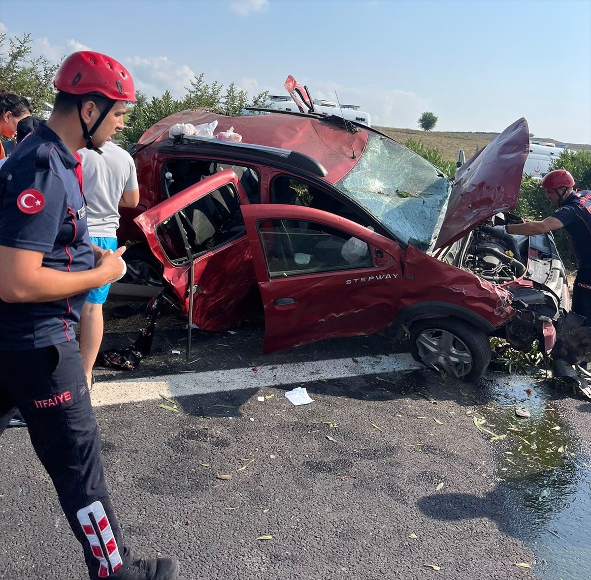 Osmaniye'de bariyere çarpan otomobildeki 5 kişi yaralandı