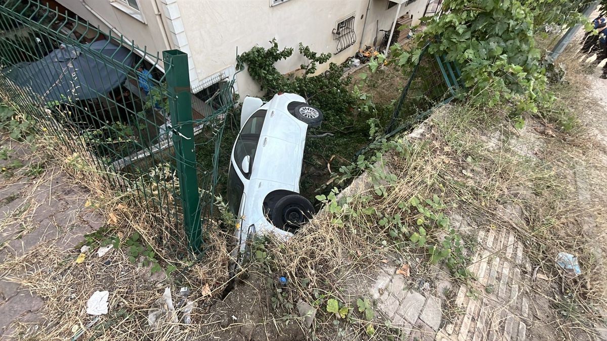 Gebze'de Otomobil Apartman Bahçesine Uçtu: Bir Yaralı