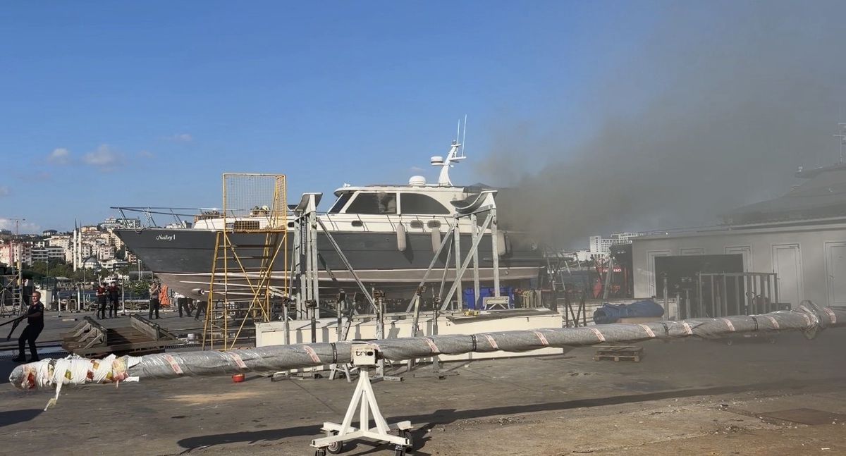 Pendik Marina'da bakım için karaya alınmış bir teknede yangın çıkması ve itfaiye ekiplerinin müdahalesi.