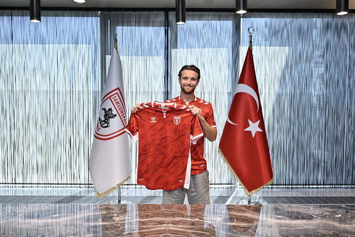 Samsunsporlu futbolcu Elliot Watt'ın imza töreninden bir görüntü.