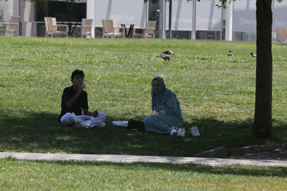 Şanlıurfa'da 45 dereceyi bulan sıcak hava yaşamı olumsuz etkiliyor