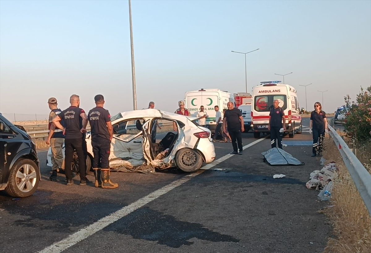 Şanlıurfa'da otomobil ile minibüsün çarpıştığı kazada 2 kişi öldü, 8 kişi yaralandı