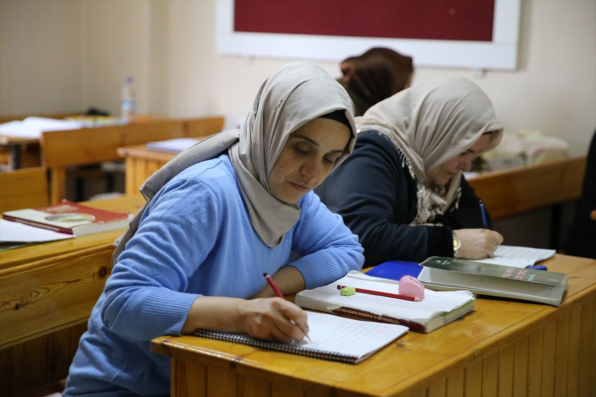 Siirtli kadın okuma yazma öğrenerek günlük yaşamındaki engelleri aştı