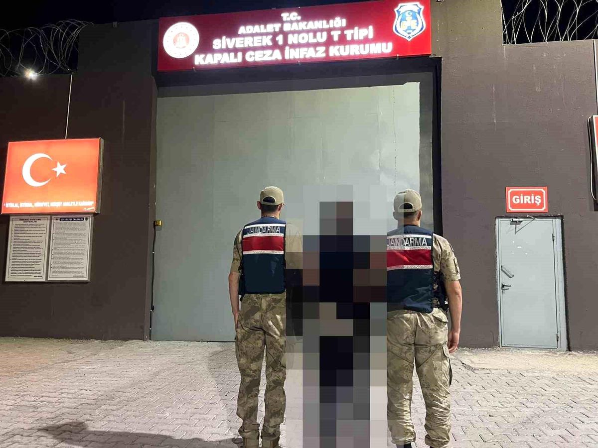 Şanlıurfa'da kamu kurumlarını dolandıran firari hükümlü jandarma ekiplerince yakalandı.