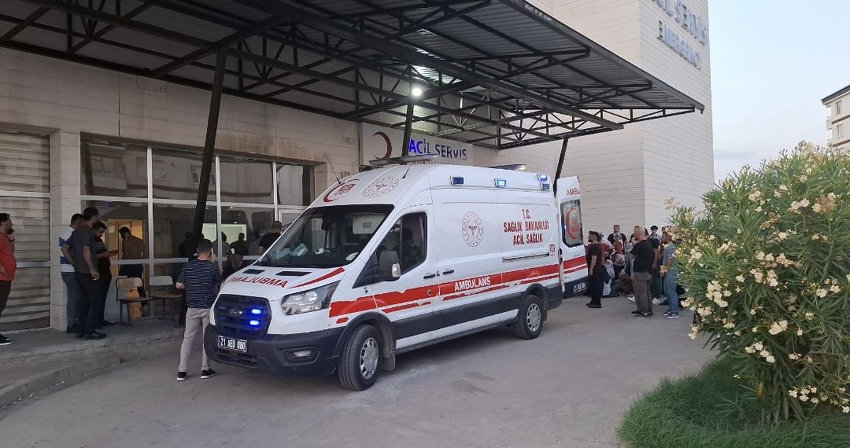Diyarbakır Silvan'da silahlı saldırı sonucu hayatını kaybeden Ekrem Aksu'nun bulunduğu hastane önü.