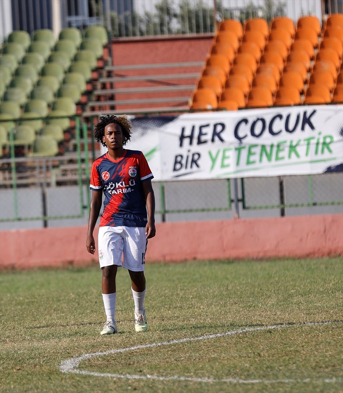 Sudanlı annenin Yörük oğlu Ahmet futbol kariyerinde ilerlemek istiyor