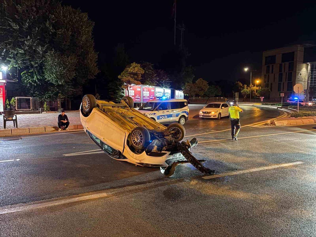Kayseri'de takla atmış terk edilmiş otomobil