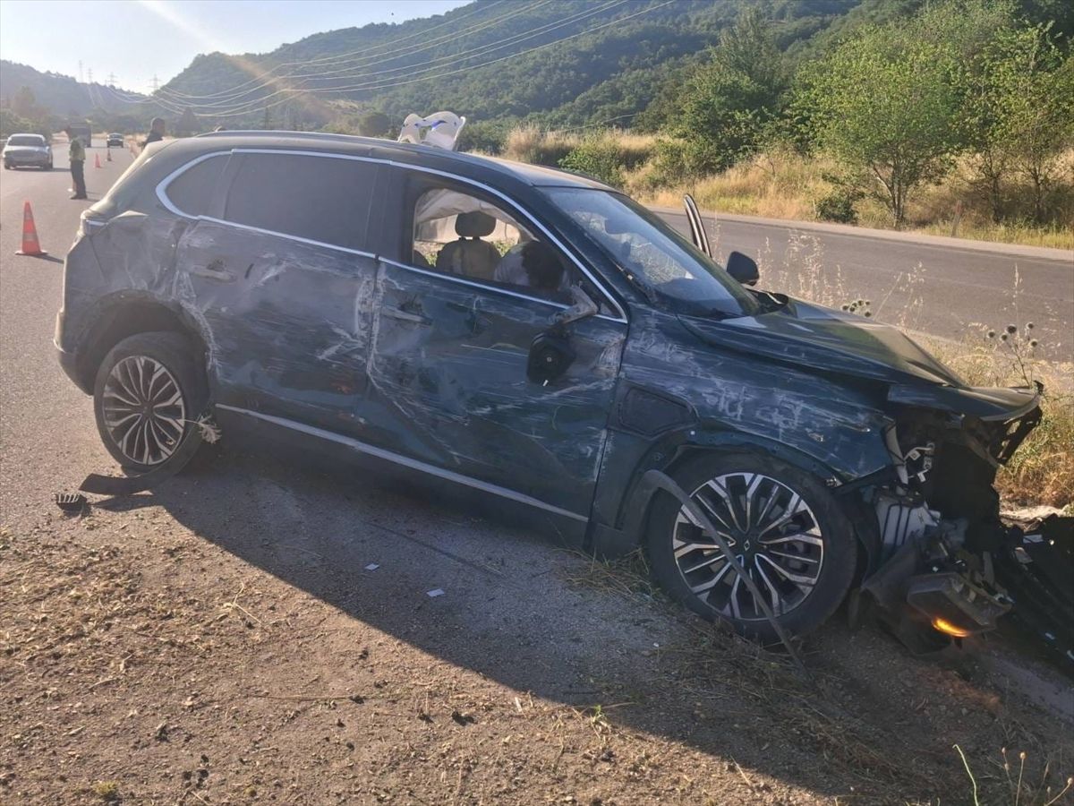 Tokat'ta istinat duvarına çarpan cipteki 5 kişi yaralandı