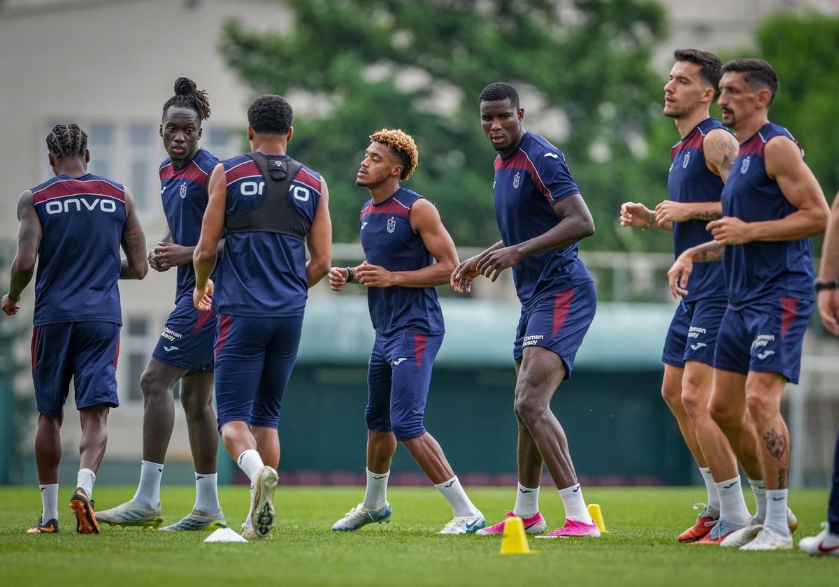 Trabzonspor futbolcuları antrenman yapıyor