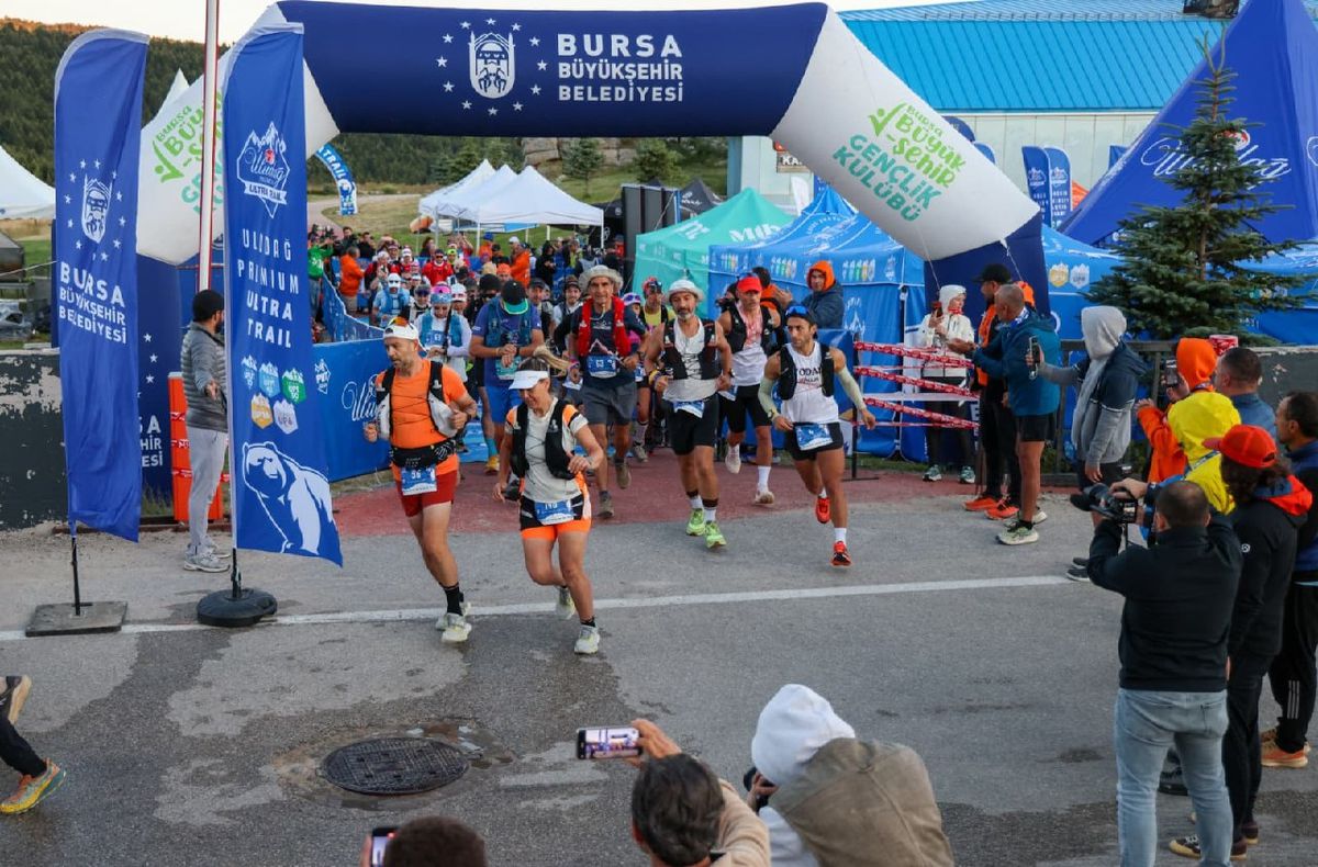Uludağ Premium Ultra Trail'e katılan sporcuların Uludağ'ın doğal parkurlarında koştuğu an.