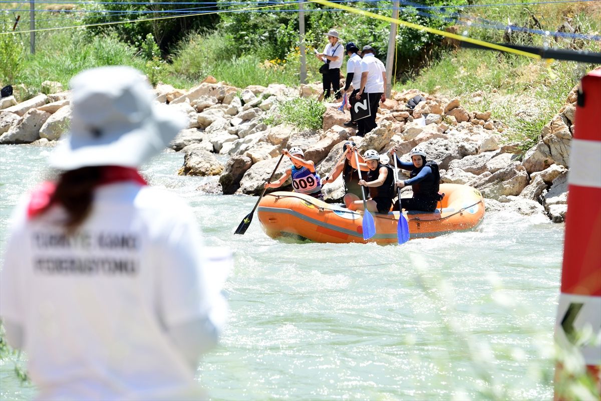 Van'ın Çatak ilçesinde düzenlenen rafting şampiyonasından bir görünüm.