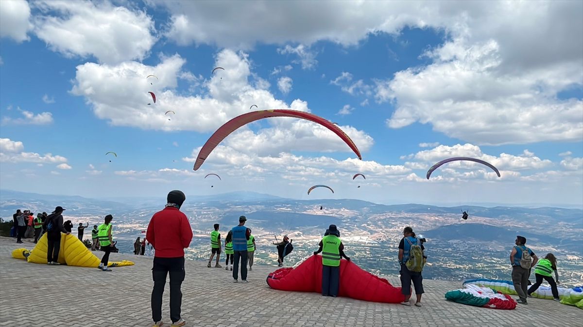 Simav'da düzenlenen Yeşilay Yamaç Paraşütü Mesafe Türkiye Şampiyonası'ndan bir görüntü