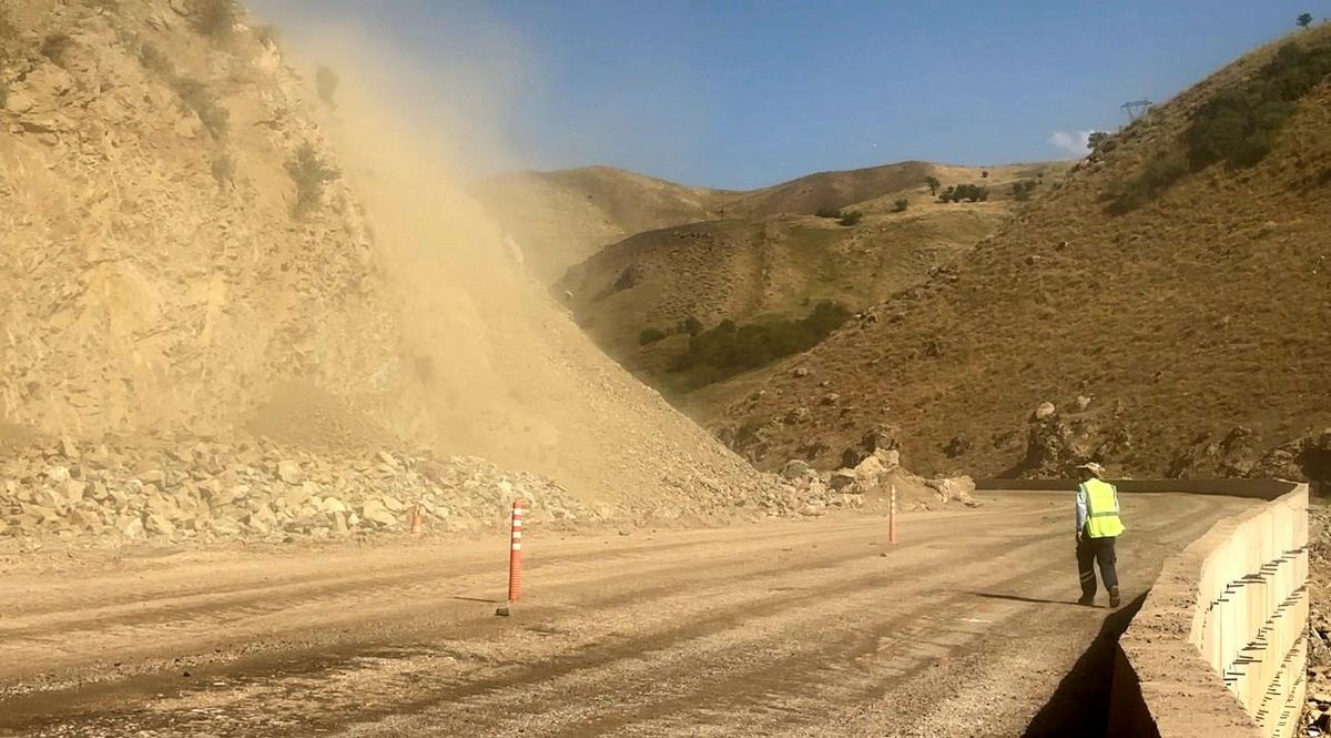 Yüksekova-Van kara yolunda yol genişletme çalışmaları sırasında dağdan kopan kaya parçalarının yola dökülmesi.