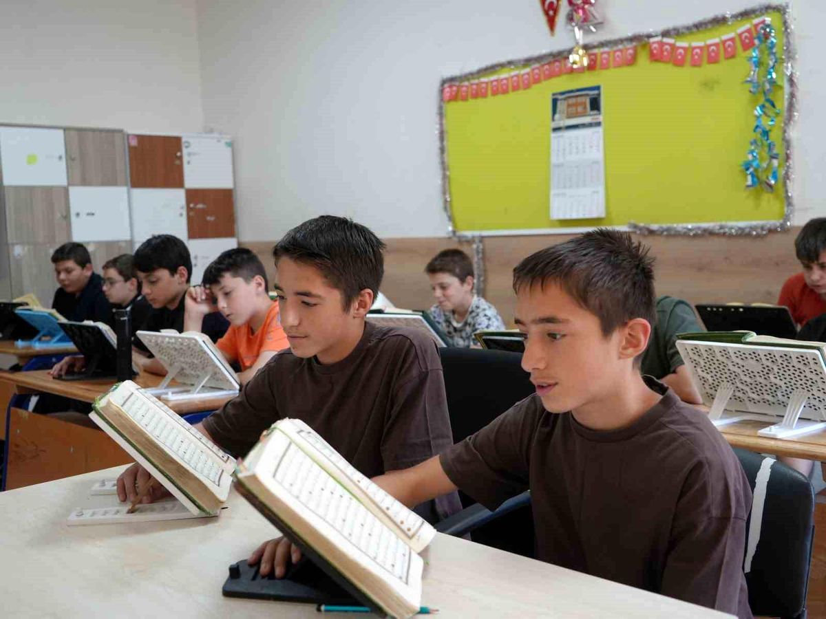 13 yaşındaki ikiz kardeşler birlikte Kur'an-ı Kerim'i ezberleyerek hafız oldu
