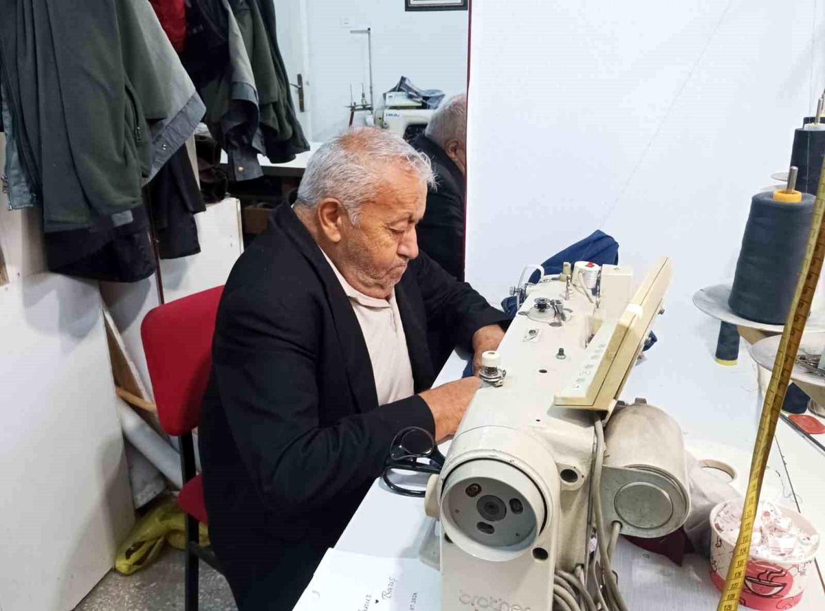 40 yıllık terzi, ilk günkü heyecanla mesleğini sürdürüyor