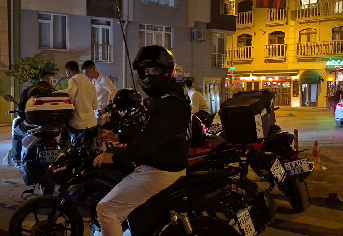 Eskişehir'de motosikletli bir genç polis tarafından durduruluyor.