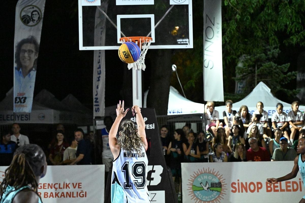 Sinop'ta düzenlenen Mustafa Berkay Akbaş Sokak Basketbolu Turnuvası'ndan bir görüntü
