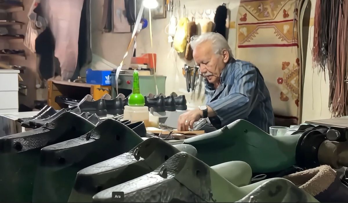 Bolu'da 63 yıllık kunduracı Mehmet Aslan'ın atölyesinden bir görüntü.